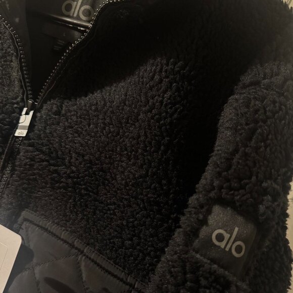 Alo Yoga Sherpa Edge Bomber Jacket Black Color - Picture 4 of 4